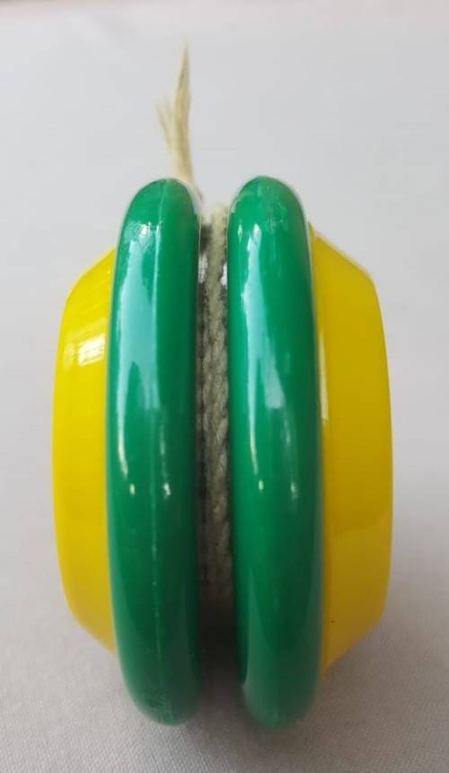 VINTAGE GENUINE RUSSELL MELLO YELLO YO-YO IN NEAR PERFECT CONDITION VERY RARE