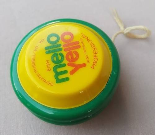 VINTAGE GENUINE RUSSELL MELLO YELLO YO-YO IN NEAR PERFECT CONDITION VERY RARE