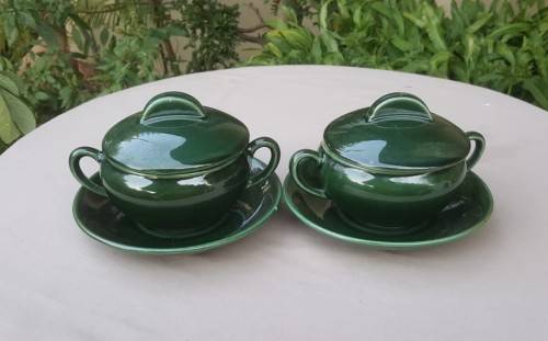 PAIR OF HUNTER DARK GREEN DROSTDYSTONECRAFT SOUP BOWLS WITH LIDS AND SAUCERS  SOME REPAIRED CRACKS