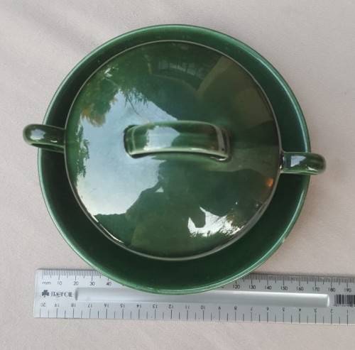 PAIR OF HUNTER DARK GREEN DROSTDYSTONECRAFT SOUP BOWLS WITH LIDS AND SAUCERS  SOME REPAIRED CRACKS
