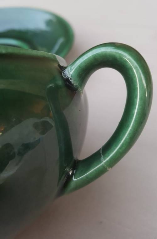 PAIR OF HUNTER DARK GREEN DROSTDYSTONECRAFT SOUP BOWLS WITH LIDS AND SAUCERS  SOME REPAIRED CRACKS