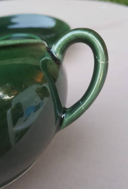PAIR OF HUNTER DARK GREEN DROSTDYSTONECRAFT SOUP BOWLS WITH LIDS AND SAUCERS  SOME REPAIRED CRACKS