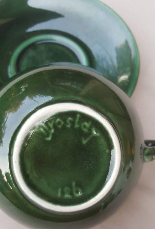 PAIR OF HUNTER DARK GREEN DROSTDYSTONECRAFT SOUP BOWLS WITH LIDS AND SAUCERS  SOME REPAIRED CRACKS