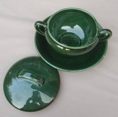 PAIR OF HUNTER DARK GREEN DROSTDYSTONECRAFT SOUP BOWLS WITH LIDS AND SAUCERS  SOME REPAIRED CRACKS