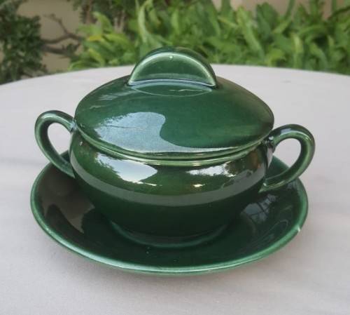 PAIR OF HUNTER DARK GREEN DROSTDYSTONECRAFT SOUP BOWLS WITH LIDS AND SAUCERS  SOME REPAIRED CRACKS