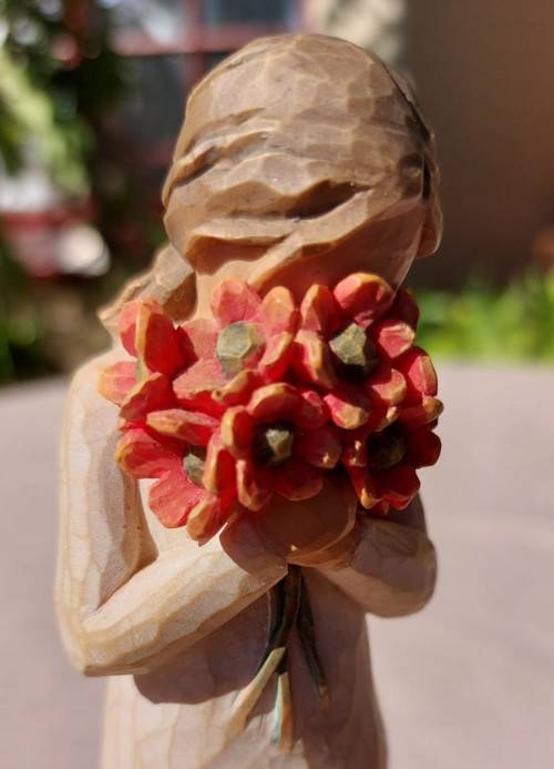 WILLOW TREE SURROUNDED BY LOVE DEMDACO FIGURINE BY SUSAN LORDI