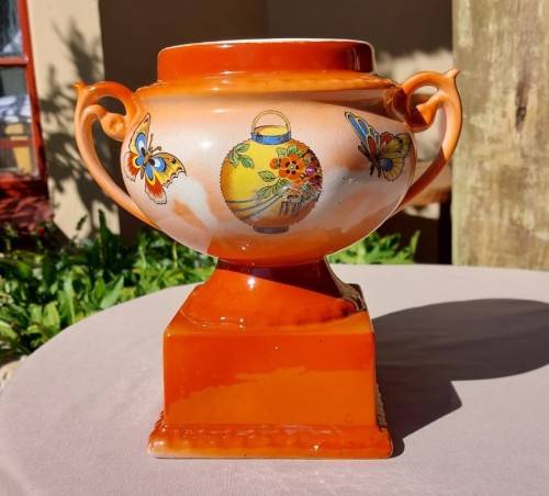 A LARGE BUTTERFLY TROPHY CERAMIC VASE FROM ENGLAND