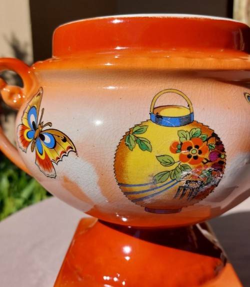 A LARGE BUTTERFLY TROPHY CERAMIC VASE FROM ENGLAND