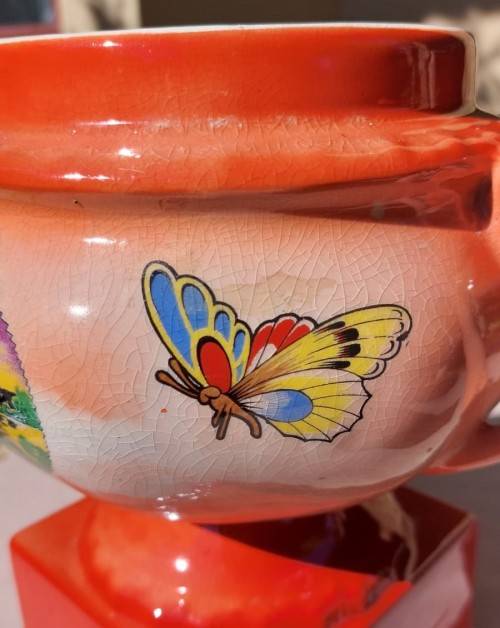 A LARGE BUTTERFLY TROPHY CERAMIC VASE FROM ENGLAND