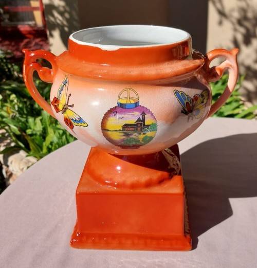 A LARGE BUTTERFLY TROPHY CERAMIC VASE FROM ENGLAND