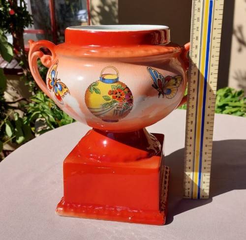 A LARGE BUTTERFLY TROPHY CERAMIC VASE FROM ENGLAND