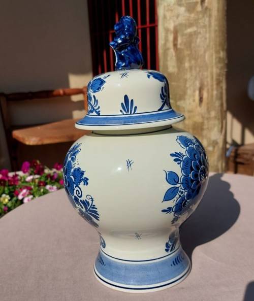 BEAUTIFUL LARGE 30CM HIGH BLAUW DELFTS DISTEL SCR HANDPAINTED JAR WITH LION LID MADE IN HOLLAND
