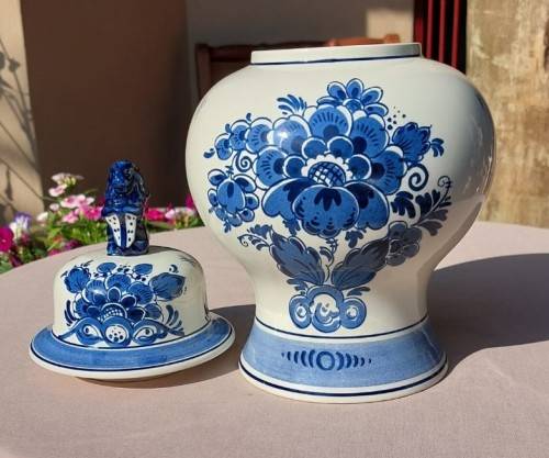 BEAUTIFUL LARGE 30CM HIGH BLAUW DELFTS DISTEL SCR HANDPAINTED JAR WITH LION LID MADE IN HOLLAND