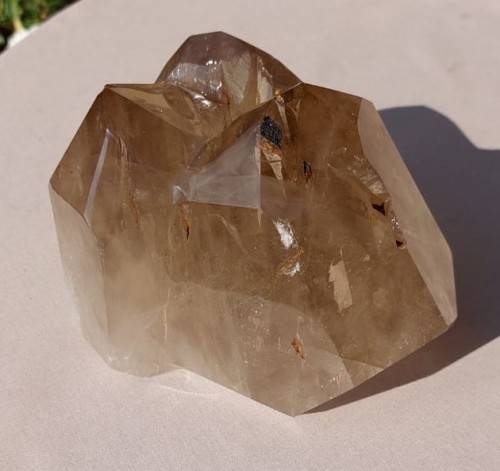 A LARGE 2,9KG CHUNK OF CUT AND POLISHED SMOKY QUARTZ ROCK CHRYSTAL