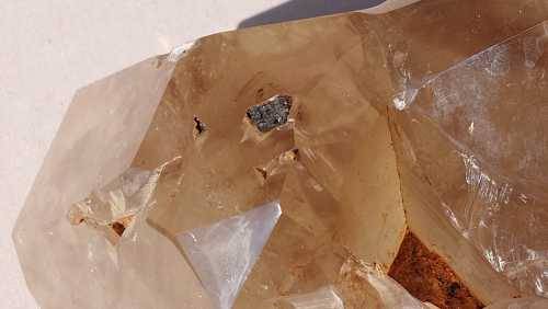 A LARGE 2,9KG CHUNK OF CUT AND POLISHED SMOKY QUARTZ ROCK CHRYSTAL