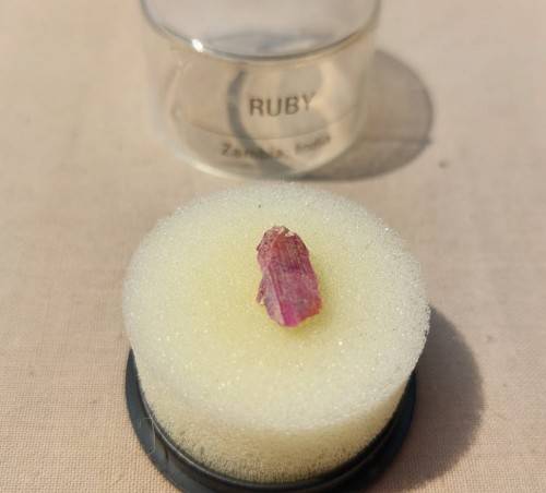 WONDERFUL COLLECTION OF 20 GEMSTONE (AND ALL PRECIOUS GEMSTONES) SPECIMENS IN PERSPEX BOXES