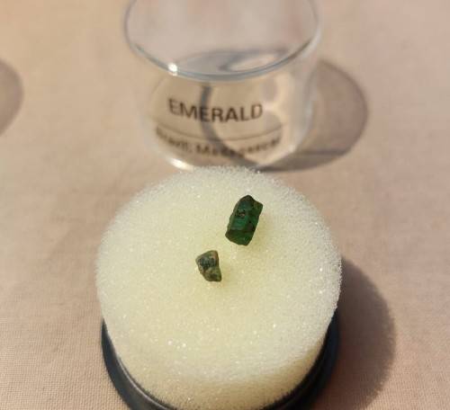 WONDERFUL COLLECTION OF 20 GEMSTONE (AND ALL PRECIOUS GEMSTONES) SPECIMENS IN PERSPEX BOXES