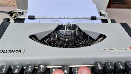 STILL WORKING! OLYMPIA TRAVELLER DE LUXE PORTABLE TYPEWRITER C1970 MADE IN WEST GERMANY