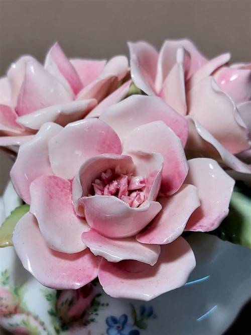 ROYAL ALBERT 1960S MOSS ROSE PATTERN FLOWER CABINET ORNAMENT