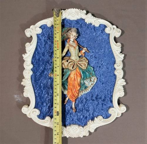 VINTAGE DEPOSE ITALY 1960S WALL MOUNTED 3-DIMENSIONAL RESIN FIGURES OF A GREETING COUPLE ON A VELVET
