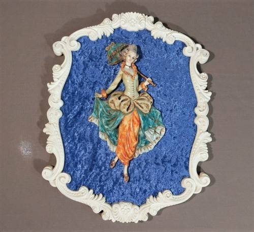 VINTAGE DEPOSE ITALY 1960S WALL MOUNTED 3-DIMENSIONAL RESIN FIGURES OF A GREETING COUPLE ON A VELVET