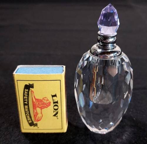 VINTAGE CHRYSTAL GLASS PERFUME BOTTLE WITH PURPLE COLOURED FACETTED STOPPER