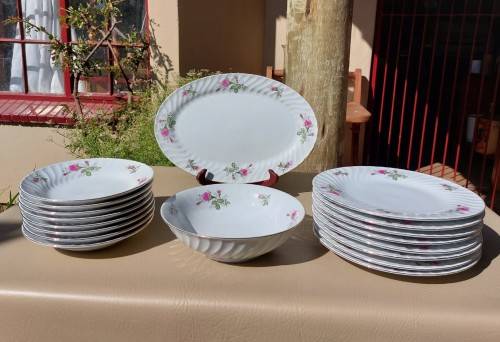 A LARGE 18 PIECE RICHWOOD PORCELAIN DINNER SET WITH RED ROSES PATTERN GOOD CONDITION