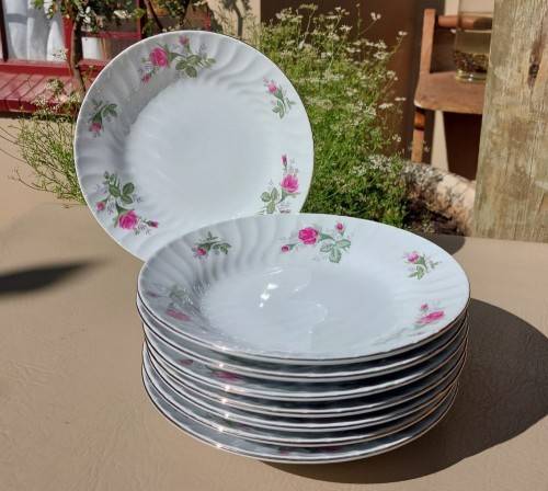 A LARGE 18 PIECE RICHWOOD PORCELAIN DINNER SET WITH RED ROSES PATTERN GOOD CONDITION