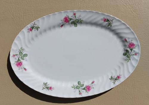 A LARGE 18 PIECE RICHWOOD PORCELAIN DINNER SET WITH RED ROSES PATTERN GOOD CONDITION