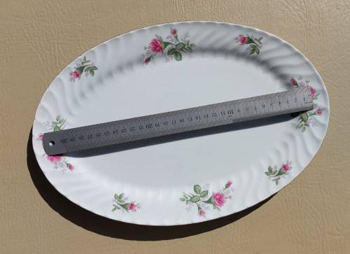 A LARGE 18 PIECE RICHWOOD PORCELAIN DINNER SET WITH RED ROSES PATTERN GOOD CONDITION