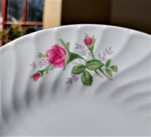 A LARGE 18 PIECE RICHWOOD PORCELAIN DINNER SET WITH RED ROSES PATTERN GOOD CONDITION