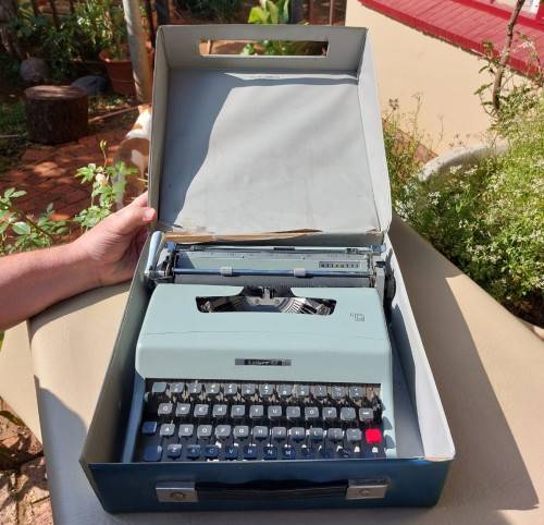 OLIMPIA LETTERA 32 TYPEWRITER  - WORKING! - WITH LOTS OF EXTRAS!  - THE GODFATHERS TYPEWRITER
