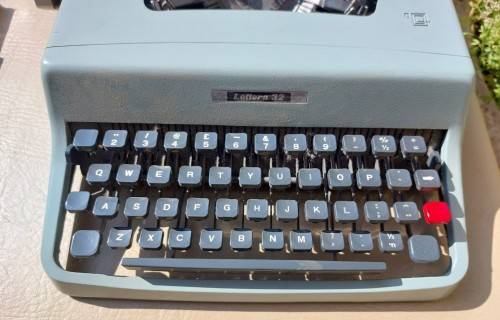 OLIMPIA LETTERA 32 TYPEWRITER  - WORKING! - WITH LOTS OF EXTRAS!  - THE GODFATHERS TYPEWRITER