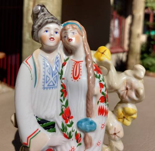 YOUNG LOVERS A VINTAGE 1990S UKRANIAN KYIV PORCELAIN FIGURINE