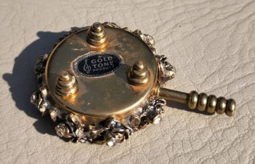 VINTAGE GOLD TONED PILL BOX OR SACCHARIN DISH WITH LID AND HANDLE