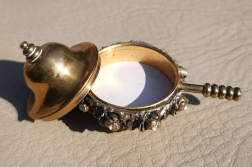VINTAGE GOLD TONED PILL BOX OR SACCHARIN DISH WITH LID AND HANDLE