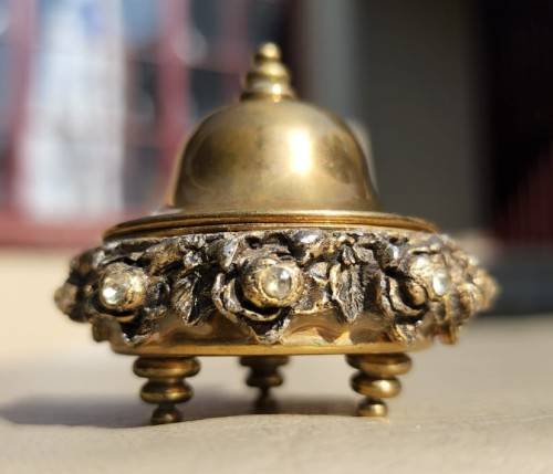 VINTAGE GOLD TONED PILL BOX OR SACCHARIN DISH WITH LID AND HANDLE