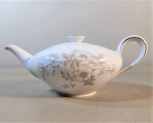 VINTAGE (1952-1965) GERMAN KPM KRISTER PORCELAIN 25 PIECE TEASET