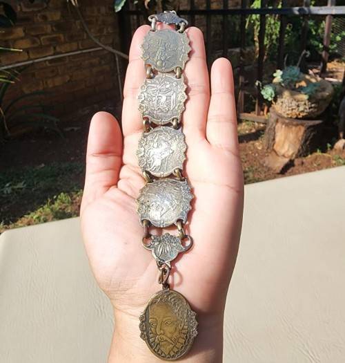 VINTAGE 1950S DON QUIXOTE MEDIEVAL KNIGHT AND GLADIATOR EMBOSSED BRASS CUFF BRACELET