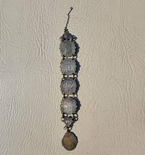 VINTAGE 1950S DON QUIXOTE MEDIEVAL KNIGHT AND GLADIATOR EMBOSSED BRASS CUFF BRACELET