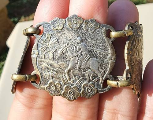 VINTAGE 1950S DON QUIXOTE MEDIEVAL KNIGHT AND GLADIATOR EMBOSSED BRASS CUFF BRACELET