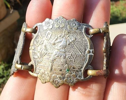 VINTAGE 1950S DON QUIXOTE MEDIEVAL KNIGHT AND GLADIATOR EMBOSSED BRASS CUFF BRACELET