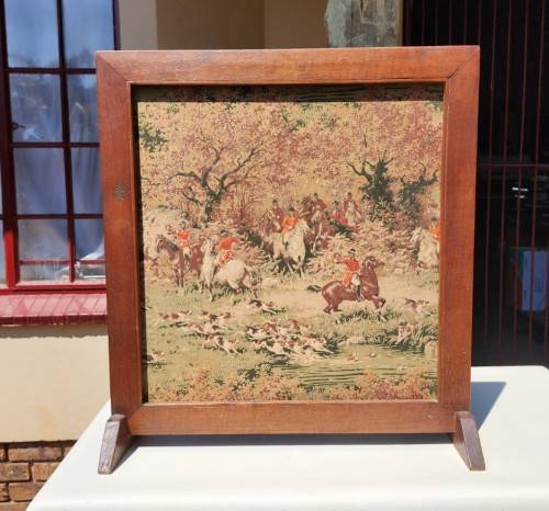 VINTAGE FIRE SCREEN WITH FOX HUNTING SCENE TAPESTRY
