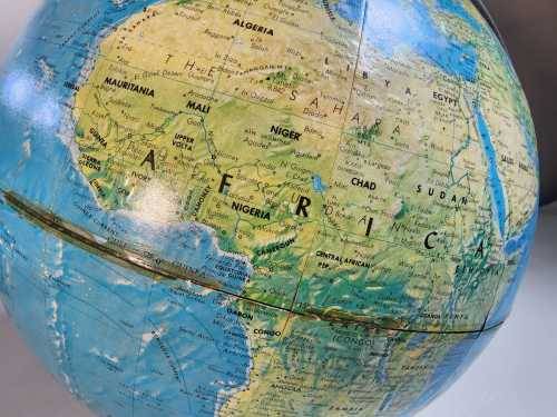 GEORGE PHILIP & SON GLOBE FROM 1972  STILL SHOWING USSR AND RHODESIA - LARGE 30CM DIAMETER