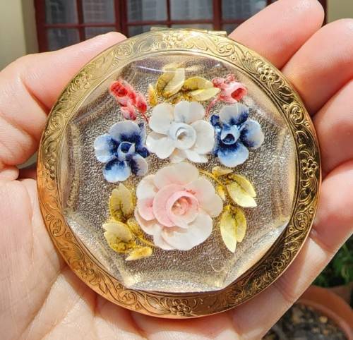 VINTAGE 1950S ENGLISH MADE ROSE COMPACT MIRROR AND POWDER CASE