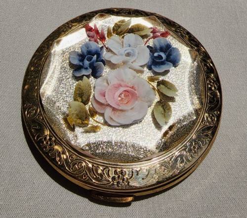 VINTAGE 1950S ENGLISH MADE ROSE COMPACT MIRROR AND POWDER CASE