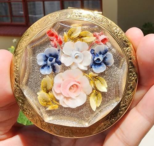 VINTAGE 1950S ENGLISH MADE ROSE COMPACT MIRROR AND POWDER CASE