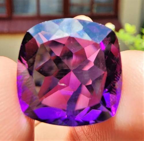 DEEP PURPLE LARGE 17.0CT NATURAL AMETHYST GEMSTONE WITH BEAUTIFUL CUSHION CUT