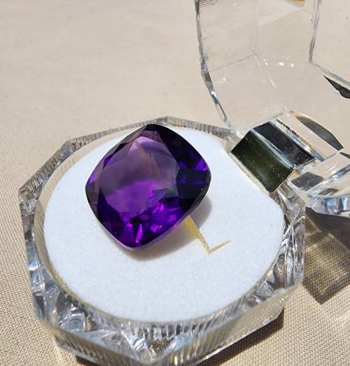 DEEP PURPLE LARGE 17.0CT NATURAL AMETHYST GEMSTONE WITH BEAUTIFUL CUSHION CUT