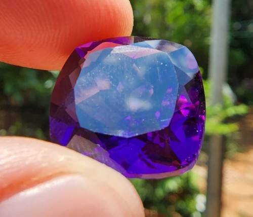 DEEP PURPLE LARGE 17.0CT NATURAL AMETHYST GEMSTONE WITH BEAUTIFUL CUSHION CUT